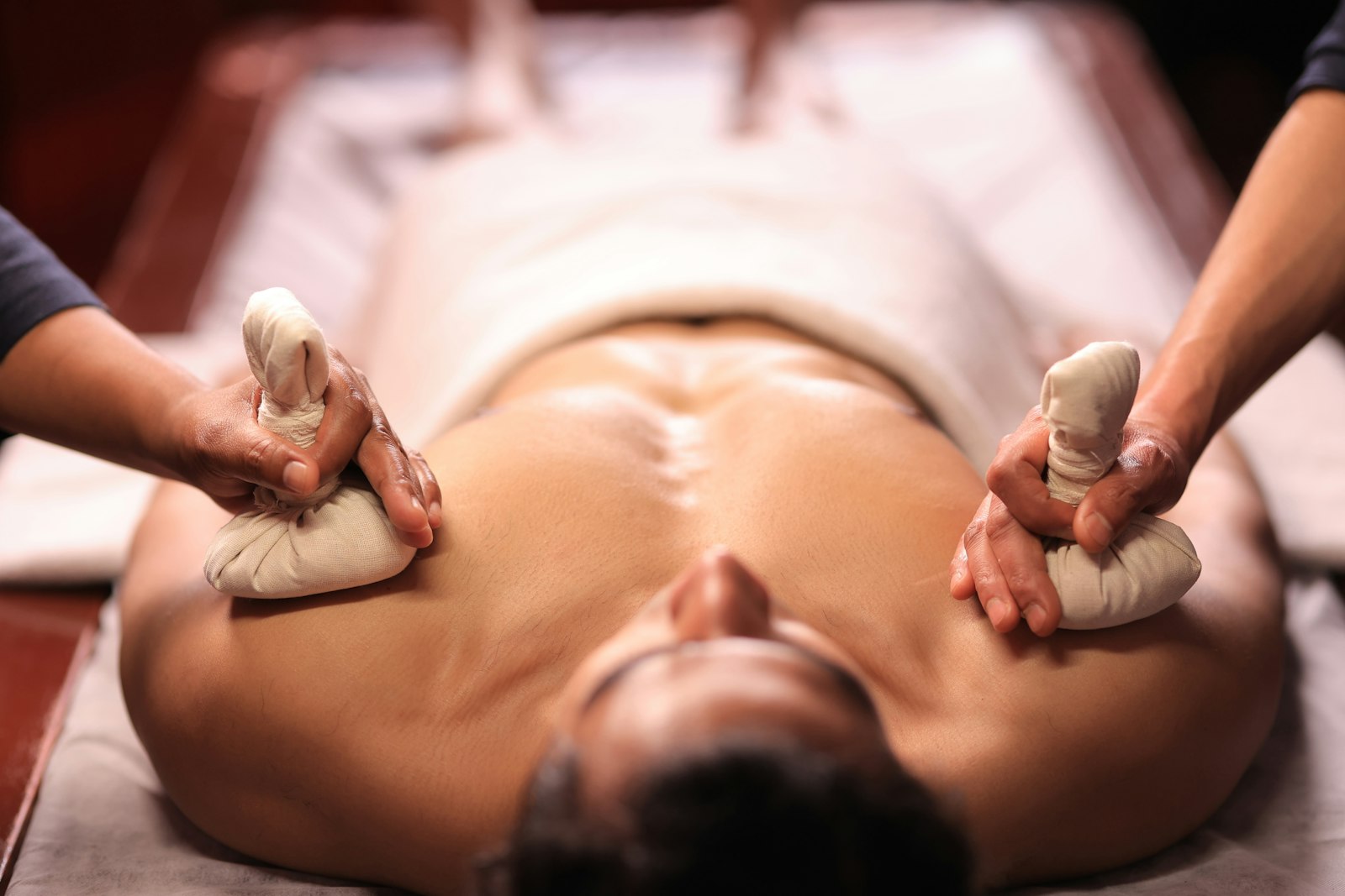 Espaço acolhedor de terapia holística com elementos naturais